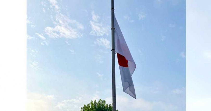 日本駐華大使館也降半旗。（圖／翻攝日本駐華大使館微博）