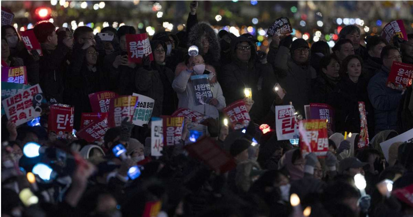 尹錫悅彈劾案宣布失敗，大批南韓民眾湧入國會大樓外，現場聚集逾20萬抗議人潮，紛紛高喊彈劾口號表不滿訴求。（圖／達志／美聯社）