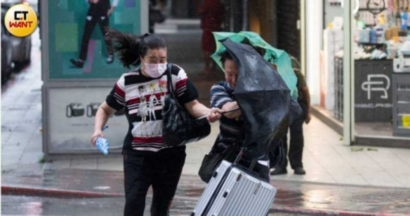 為了因應颱風，高雄有學校改為線上教學。（圖／黃威彬攝）