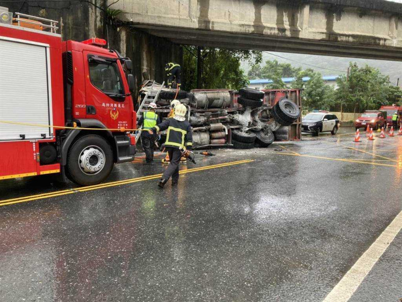 舊蘇花公路，曳引車翻覆，警方趕到現場。（圖／新城分局提供、中國時報王志偉攝）