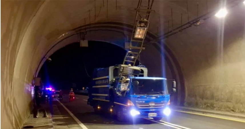 台62隧道整排燈軌墜落砸中垃圾車。（ 圖／翻攝畫面）