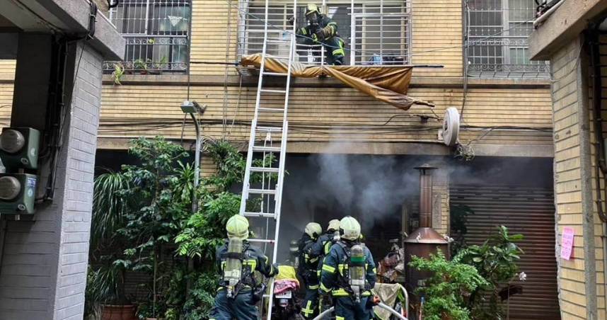 迪化街火警1樓囤爆竹釀火災， 男子2樓逃生獲救。（ 圖／翻攝畫面）