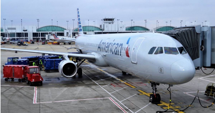 一架美國航空的波音787-9客機降落芝加哥（Chicago）奧黑爾國際機場（O'Hare International Airport）機場時，一個裝滿行李航空貨運盤櫃（ULD）意外被吸入飛機引擎。（示意圖／Pixabay）