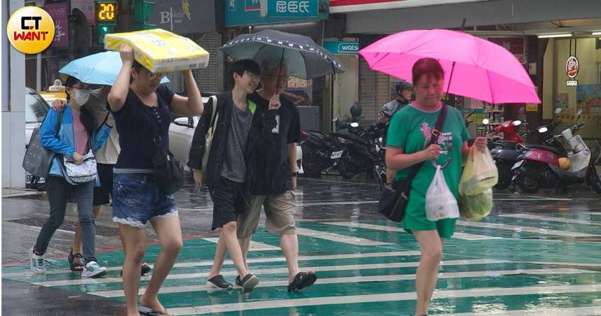 今、明2日受東北季風增強及萬宜颱風外圍水氣北抬影響，3地區有局部大雨或豪雨出現的機會。（示意圖／黃鵬杰攝）