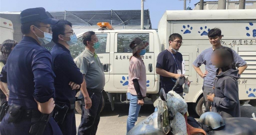 管制隊在六腳鄉處理犬隻追車咬人案件時，遭餵養人侯女阻攔與恐嚇，事後已向警方舉報妨害公務。（圖／嘉義縣政府提供）