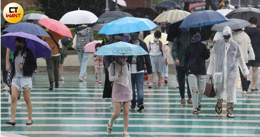 周五鋒面通過加東北季風增強，連續3天將呈現又濕又冷的天氣。（示意圖／劉耿豪攝）