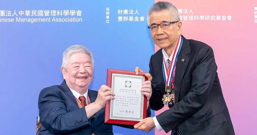 中華民國管理科學學會名譽理事長許士軍(左)頒發管理獎章榮譽給信義企業集團創辦人周俊吉。（圖／業者提供）