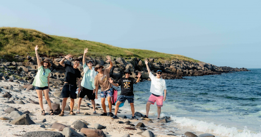 姚元浩、郭泓志、莎莎、乱彈阿翔和李玉璽、鹿希派，一同前進無人島。（圖／好看娛樂提供）