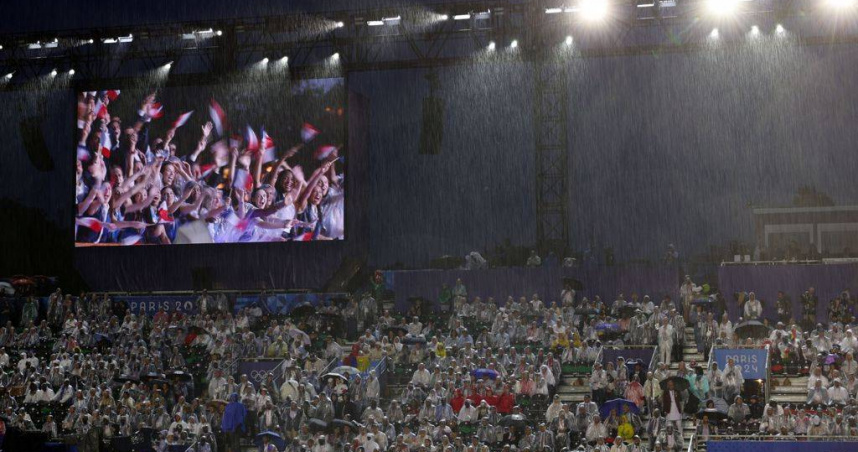 巴黎奧運開幕典禮在雨勢中進行。（圖／中國時報杜宜諳攝）