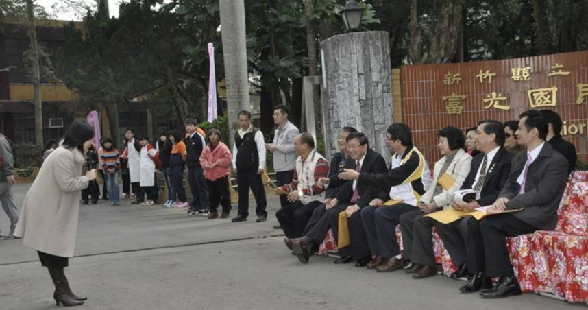 偏遠學校經費維持不易，曾在偏鄉擔任多年校長的徐慧芯（左）特別有感。（圖／新竹縣政府提供）