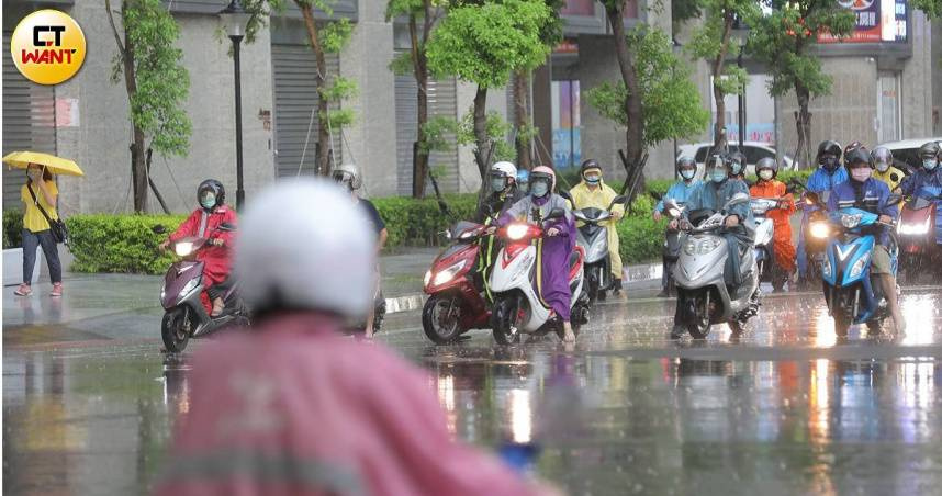 超強鋒面過境台灣，帶來磅礡雨勢。（示意圖／彭子桓攝）