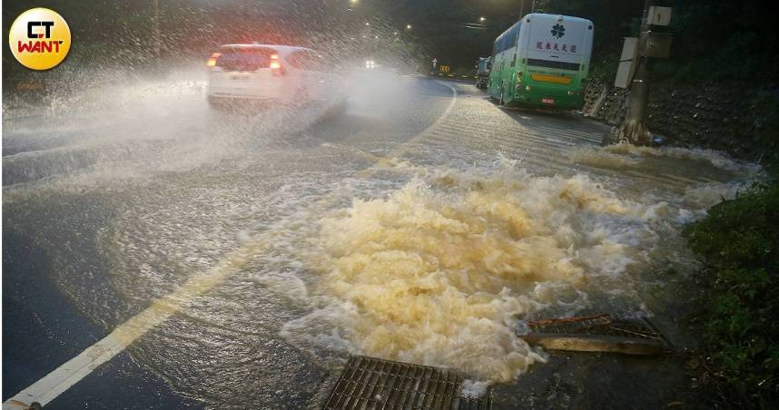 山陀兒颱風造成全台多地淹水。（圖／黃鵬杰攝）