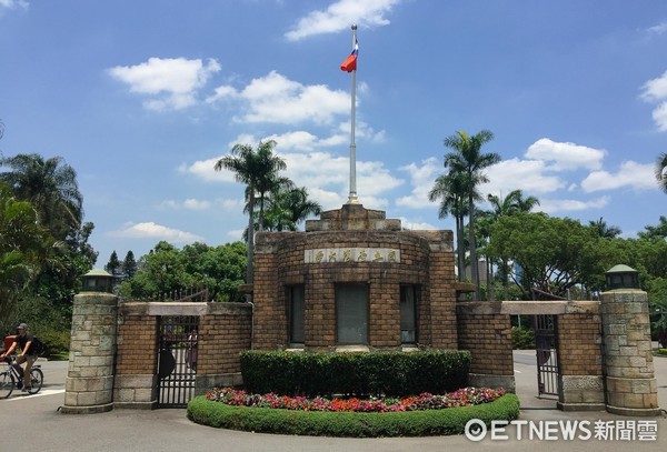 台灣大學,台大校門（圖／記者張一中攝）