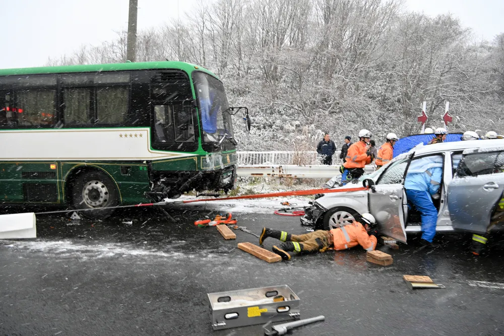 乗用車と衝突し、前方が大破したスクールバス=午前9時半、室蘭市中島本町