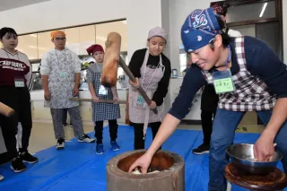 児童と学生、力合わせ餅つき　国学院道短大で体験＜師走点描2024＞