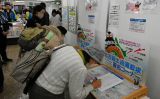 四島返還、都民に訴え　新宿駅にパネルや署名台