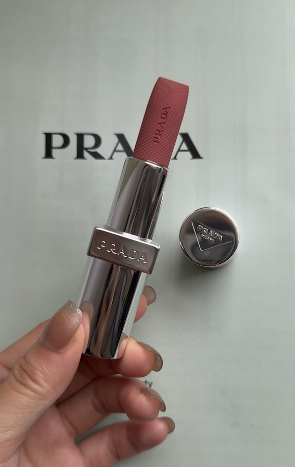 PRADA Beauty必收單品3. 經典唇膏 尼龍柔霧唇膏