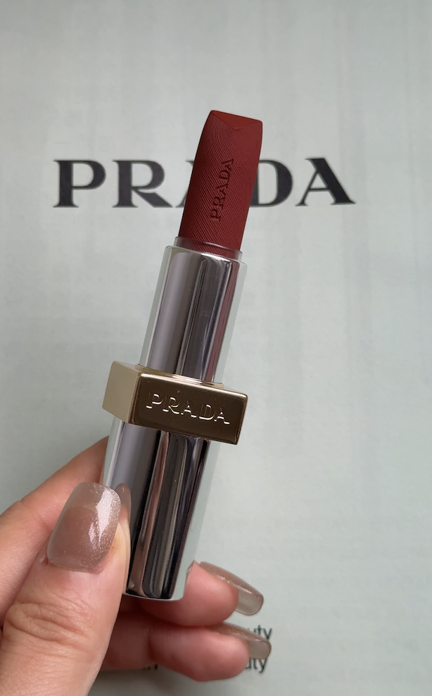 PRADA Beauty必收單品2. 經典唇膏 革紋極霧唇膏