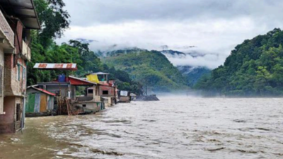 NH-10 traffic takes a hit as Teesta crosses danger mark