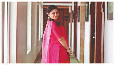 Wish to be welcomed more in Gujarati films now: Rashami Desai