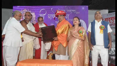 Nitin Gadkari presented ‘Dharmopasak Award’