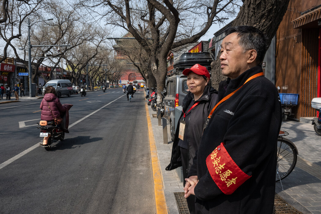 4月，北京一条马路上的居委会志愿者。在习近平领导下，“维稳”——遏制社会问题和压制异见的统称——日益成为中国的当务之急。