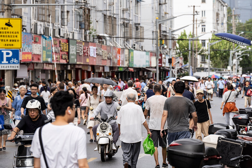 由于经济信心暴跌，上海和中国其他地区的消费支出明显疲软。房价和奢侈品销售大幅下降。