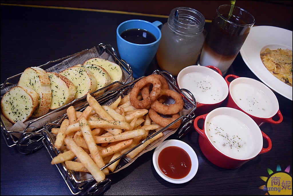 台中科博館草悟道美食 網路高評價義式餐廳。高沐PASTA&STEAK。人均兩百多元附飲料還免服務費，特製毒癮醬大推!