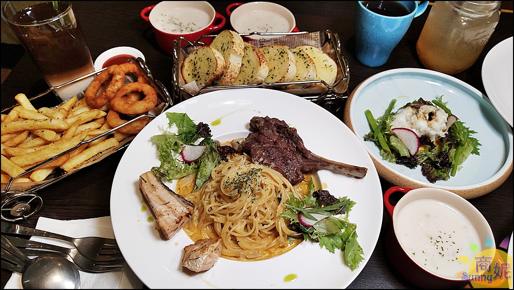 台中科博館草悟道美食 網路高評價義式餐廳。高沐PASTA&STEAK。人均兩百多元附飲料還免服務費，特製毒癮醬大推!