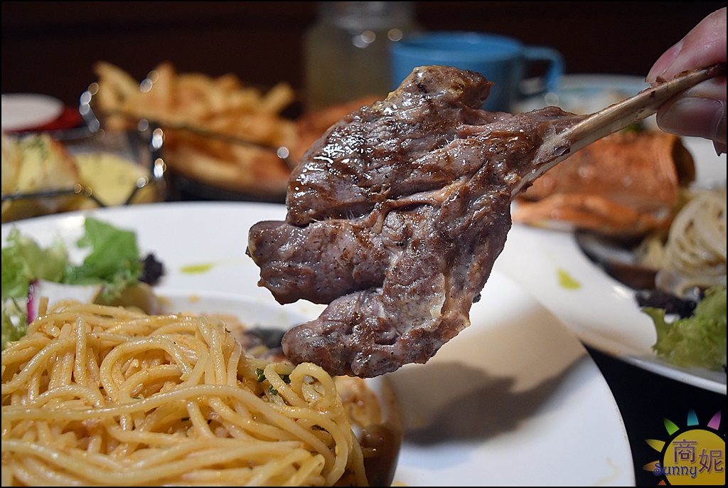 台中科博館草悟道美食 網路高評價義式餐廳。高沐PASTA&STEAK。人均兩百多元附飲料還免服務費，特製毒癮醬大推!