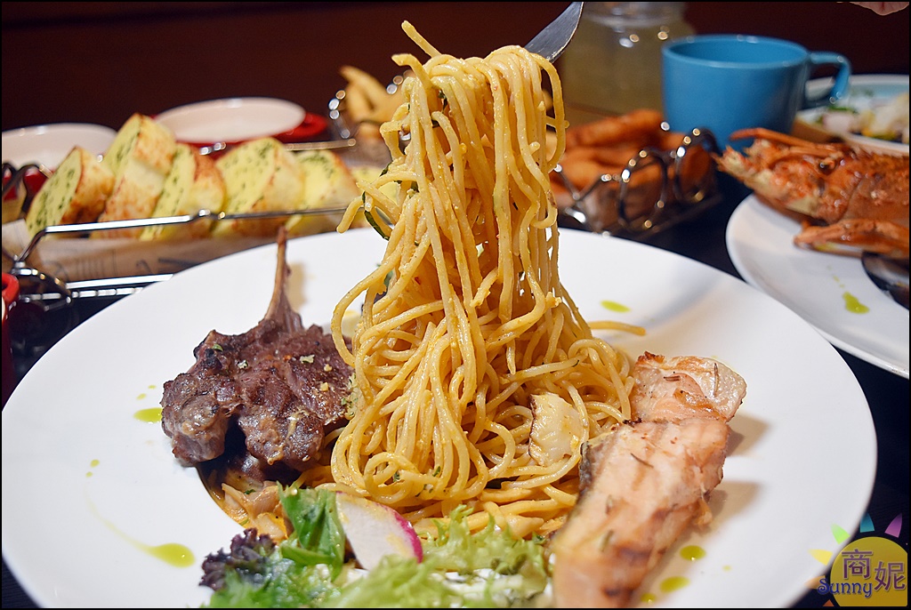 台中科博館草悟道美食 網路高評價義式餐廳。高沐PASTA&STEAK。人均兩百多元附飲料還免服務費，特製毒癮醬大推!