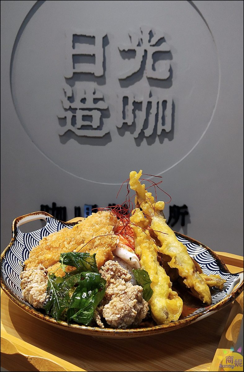 台中平價咖哩飯。日光造咖。香濃咖哩飯附柴魚湯喝到飽只要79元，DIY加料通通銅板價