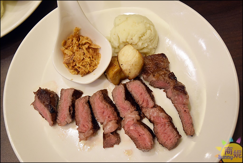 公益路平價牛肉麵。牧穀禾牛。穀飼冷藏牛肉麵乾濕兩吃。豬小排麵一麵一排餐只要百元出頭