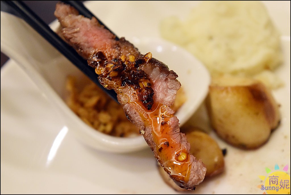 公益路平價牛肉麵。牧穀禾牛。穀飼冷藏牛肉麵乾濕兩吃。豬小排麵一麵一排餐只要百元出頭