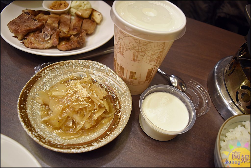 公益路平價牛肉麵。牧穀禾牛。穀飼冷藏牛肉麵乾濕兩吃。豬小排麵一麵一排餐只要百元出頭