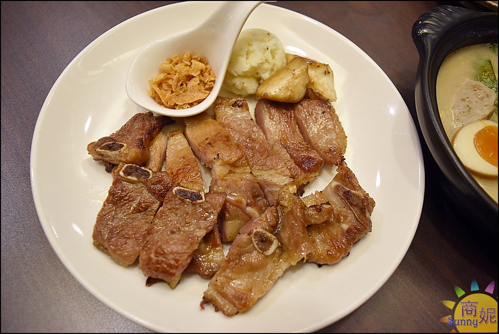 公益路平價牛肉麵。牧穀禾牛。穀飼冷藏牛肉麵乾濕兩吃。豬小排麵一麵一排餐只要百元出頭