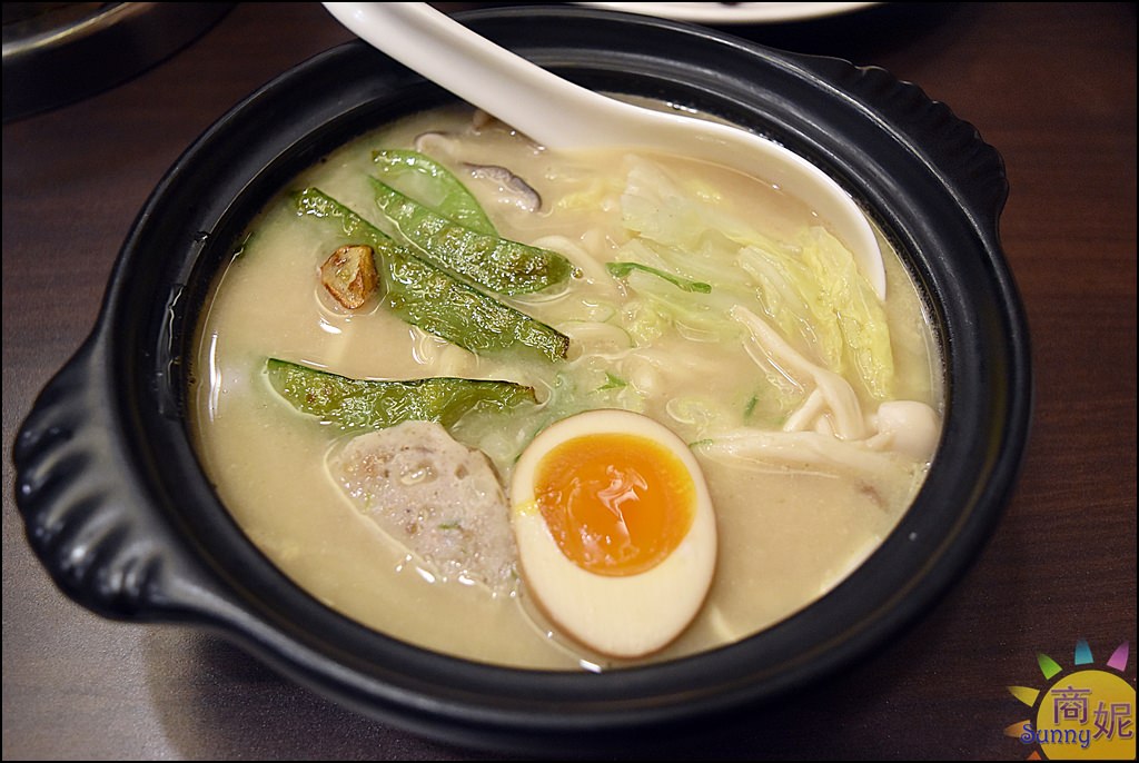 公益路平價牛肉麵。牧穀禾牛。穀飼冷藏牛肉麵乾濕兩吃。豬小排麵一麵一排餐只要百元出頭