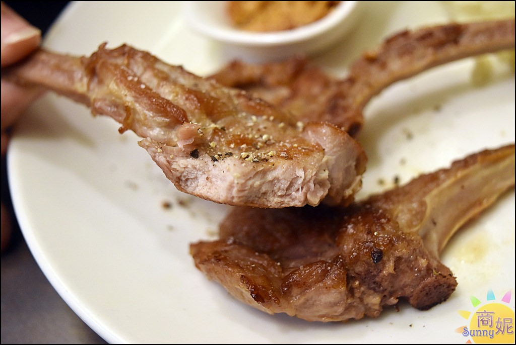 公益路平價牛肉麵。牧穀禾牛。穀飼冷藏牛肉麵乾濕兩吃。豬小排麵一麵一排餐只要百元出頭