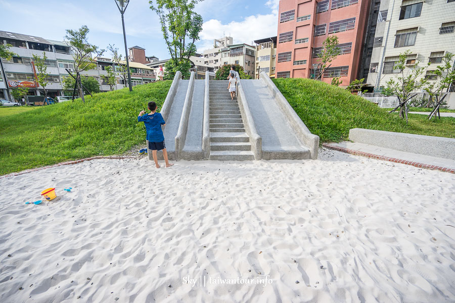 台中親子景點【東昇公園(細兒215公園)】西區復古滑石子溜滑梯