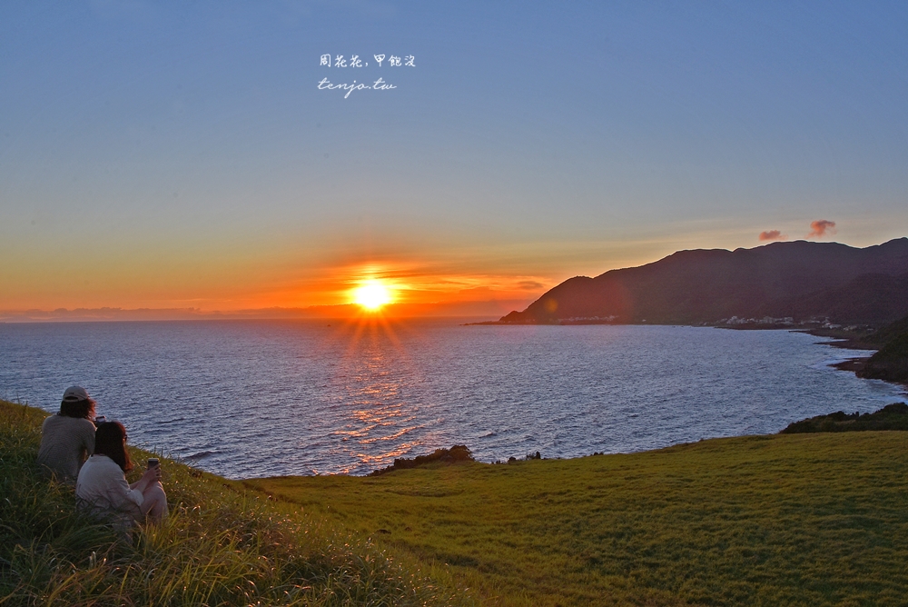 【蘭嶼景點】青青草原 蘭嶼賞日落景點推薦，溫暖夕陽在海灣草地灑下整片金黃 @周花花，甲飽沒