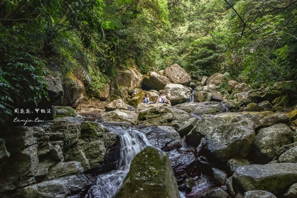 【新北石門秘境景點】老梅青山瀑布 台版奧入瀨溪流！消暑玩水步道推薦交通停車接駁車 @周花花，甲飽沒