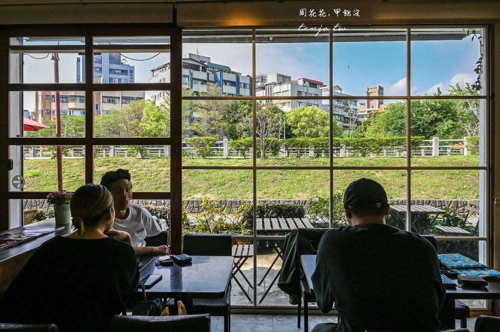 【台北士林下午茶】天母河邊6號咖啡館 隱身河堤旁純白歐風咖啡店！歐洲感十足寵物友善