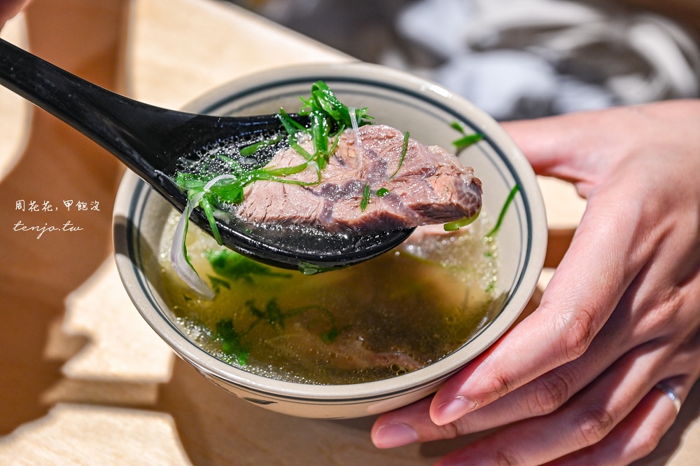 【桃園藝文特區美食】牛山牛肉麵燒肉飯 營業時間未到就大排長龍！清燉牛肉麵超好吃推薦