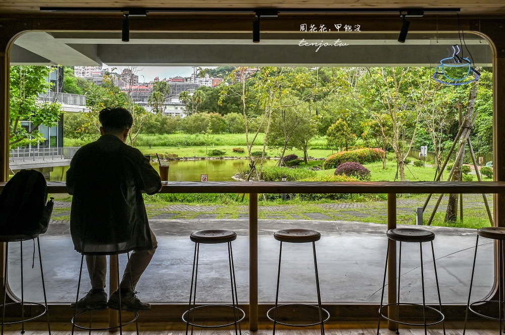 【木柵咖啡廳推薦】小廢墟咖啡湖村店 政大達賢圖書館旁湖畔咖啡店！環境咖啡甜點都出色 @周花花，甲飽沒