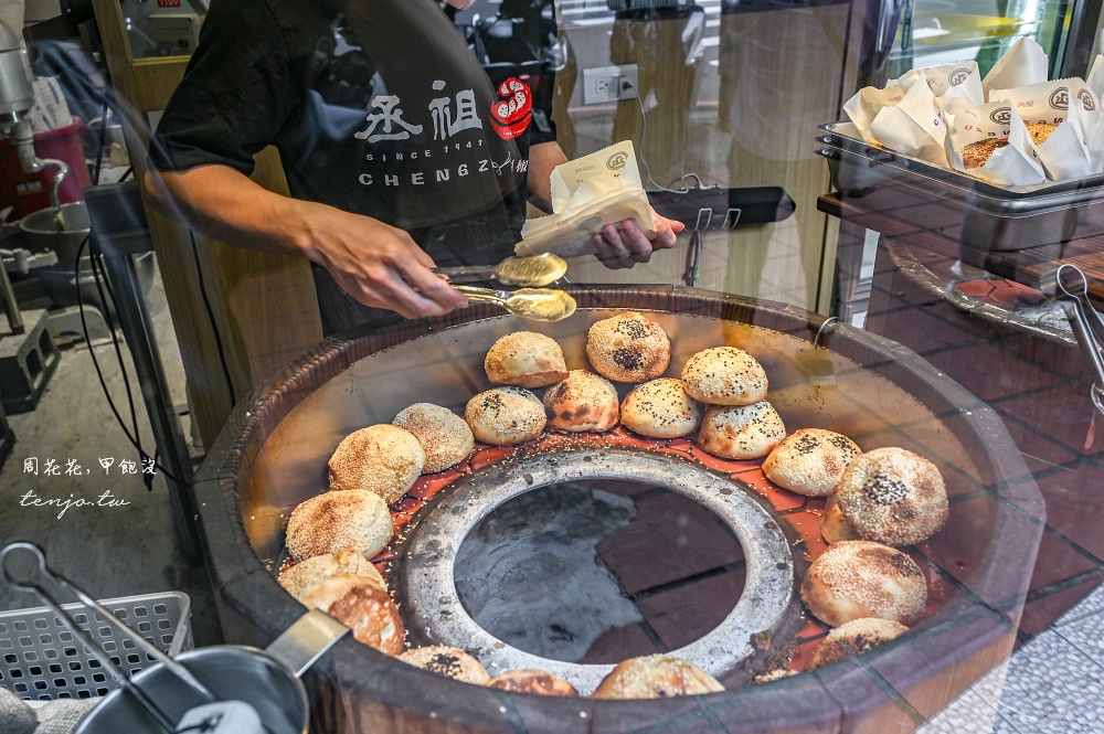 【頂溪站美食】丞祖胡椒餅新北永和店 傳承四代80年老店！手工現包可外送下午茶推薦 @周花花，甲飽沒