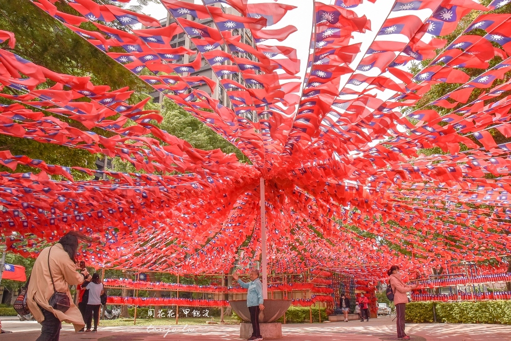 【桃園平鎮景點】雲南文化公園 四萬面國旗飄揚的國旗隧道！國旗屋怎麼去交通停車公車 @周花花，甲飽沒