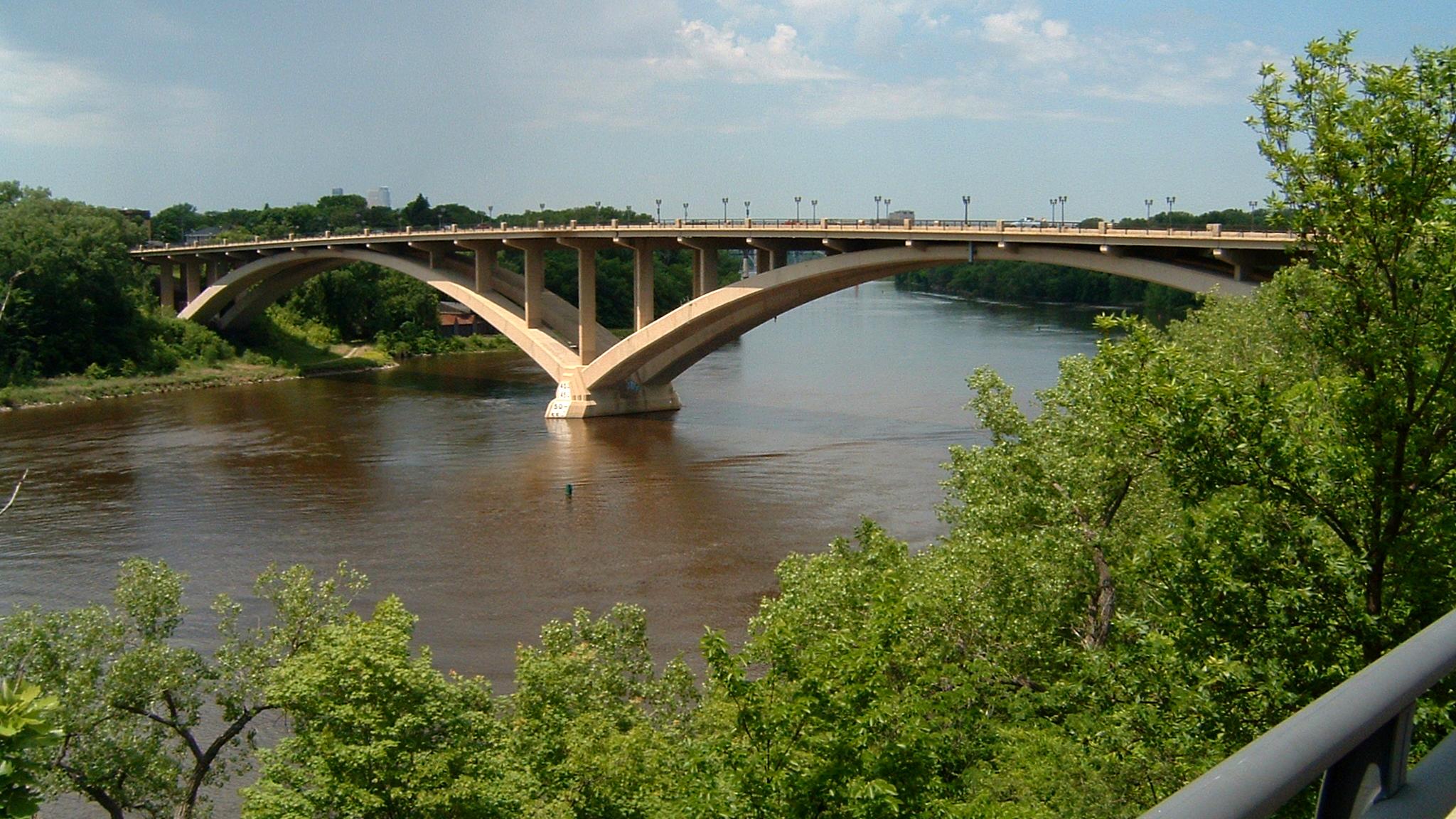 Betongbro. Lake Street Bridge i Minneapolis i USA