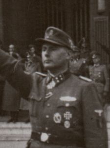 Léon Degrelle jako SS-Sturmbannführer v roce 1944