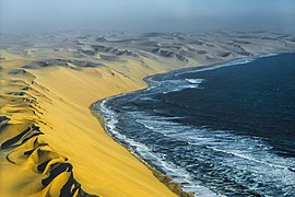 Océano Atlántico ante el Desierto del Namib (Namibia).