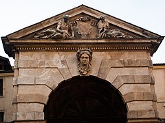 Palazzo Marchi - Timpano del portico d'accesso